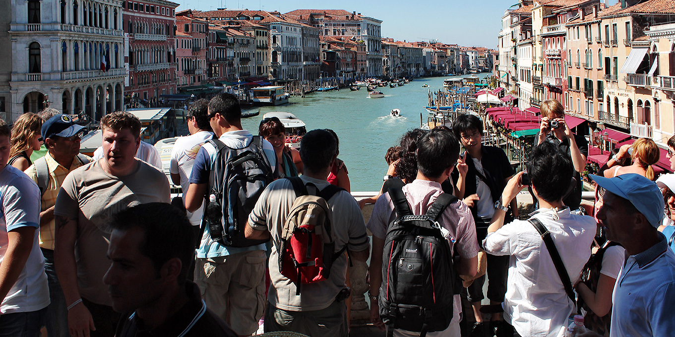 Momenti veneziani 31 - Rialto da sopra.jpg